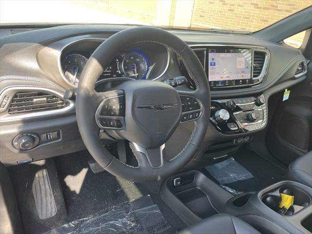 new 2025 Chrysler Pacifica car, priced at $40,031