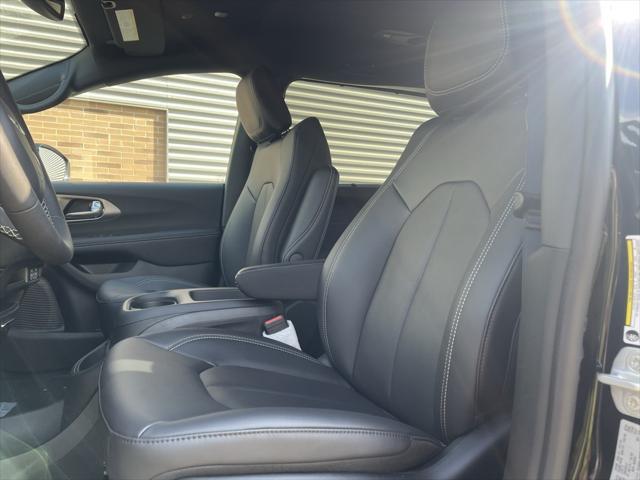 new 2025 Chrysler Pacifica car, priced at $40,031