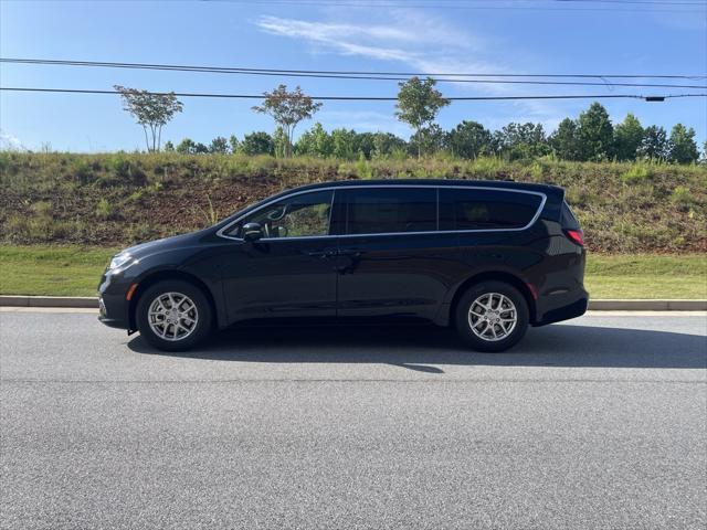 new 2025 Chrysler Pacifica car, priced at $40,031