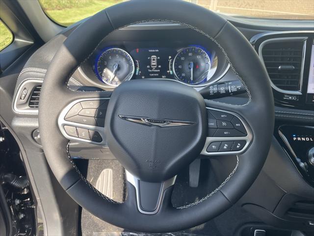 new 2025 Chrysler Pacifica car, priced at $40,031