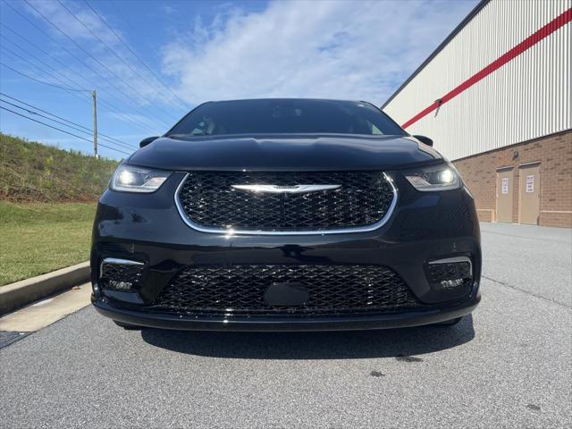 new 2025 Chrysler Pacifica car, priced at $40,031