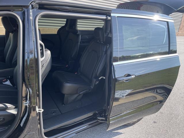 new 2025 Chrysler Pacifica car, priced at $40,031