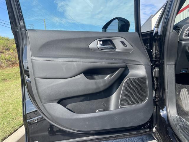 new 2025 Chrysler Pacifica car, priced at $40,031