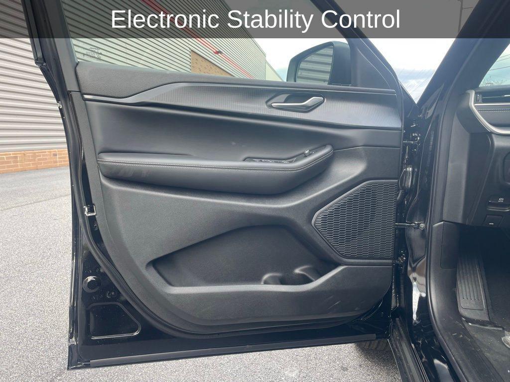 new 2025 Jeep Grand Cherokee car, priced at $33,274