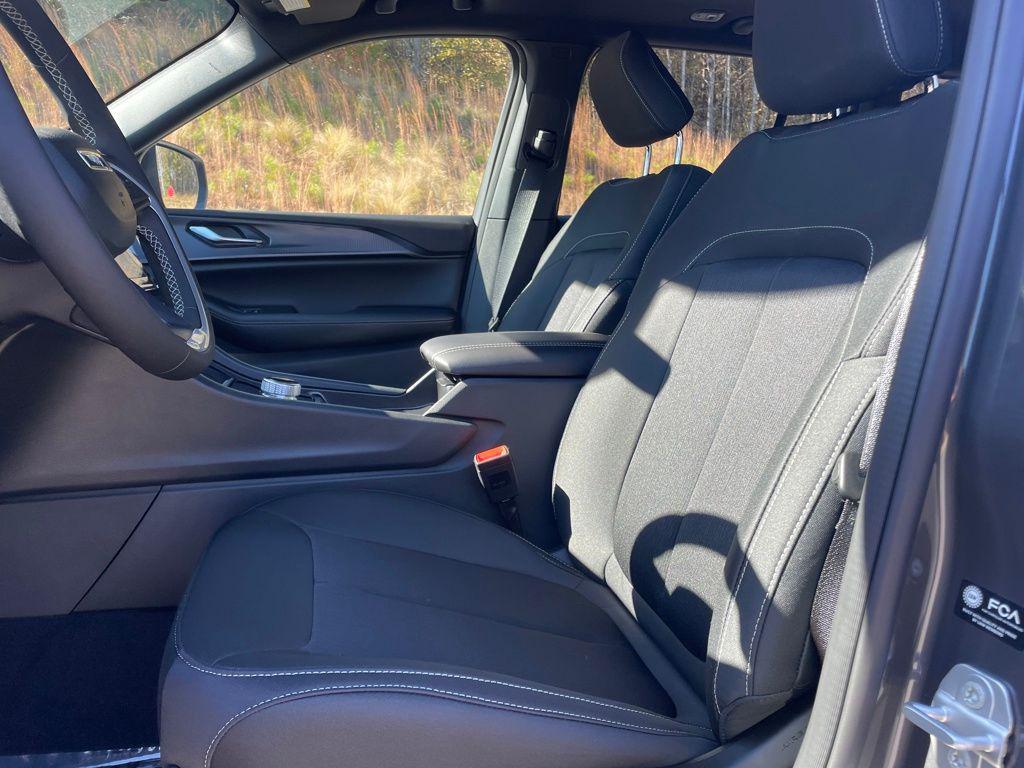 new 2025 Jeep Grand Cherokee car, priced at $33,774