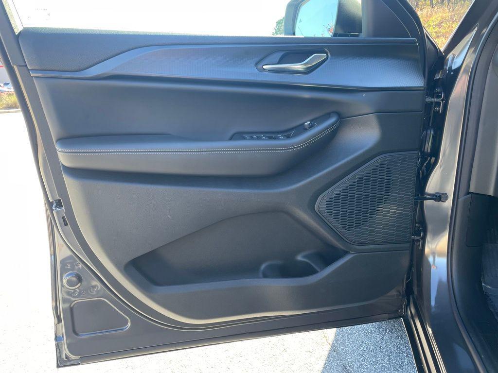 new 2025 Jeep Grand Cherokee car, priced at $33,774