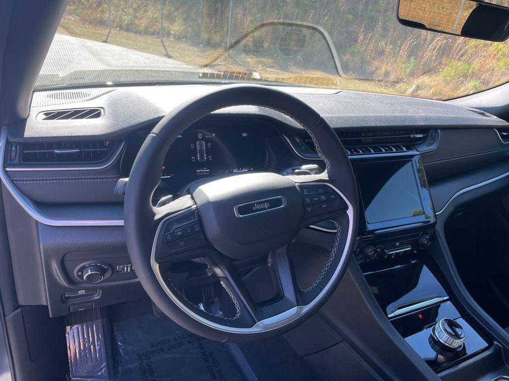 new 2025 Jeep Grand Cherokee car, priced at $33,774