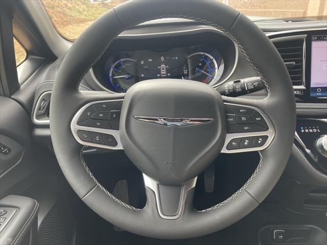 new 2025 Chrysler Pacifica Hybrid car, priced at $46,530