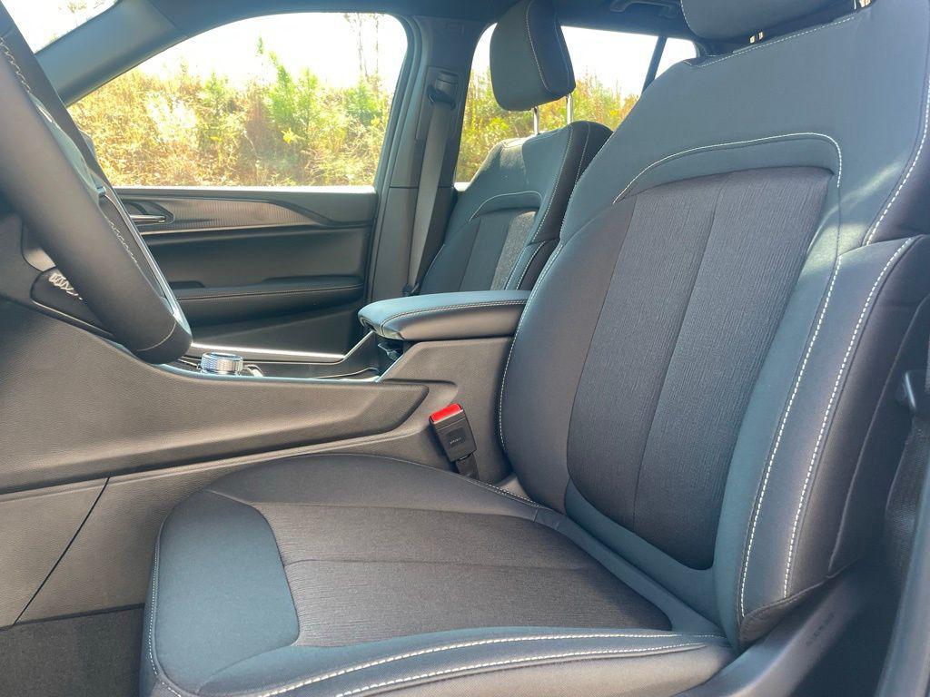 new 2025 Jeep Grand Cherokee car, priced at $38,024