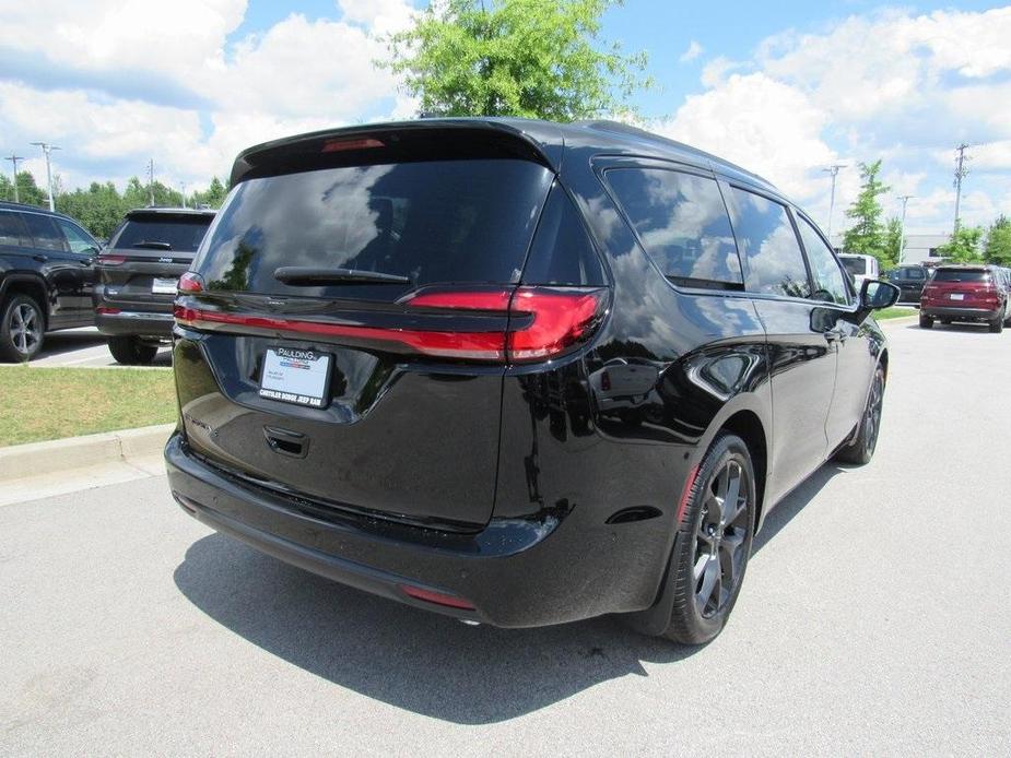 new 2024 Chrysler Pacifica car, priced at $39,865