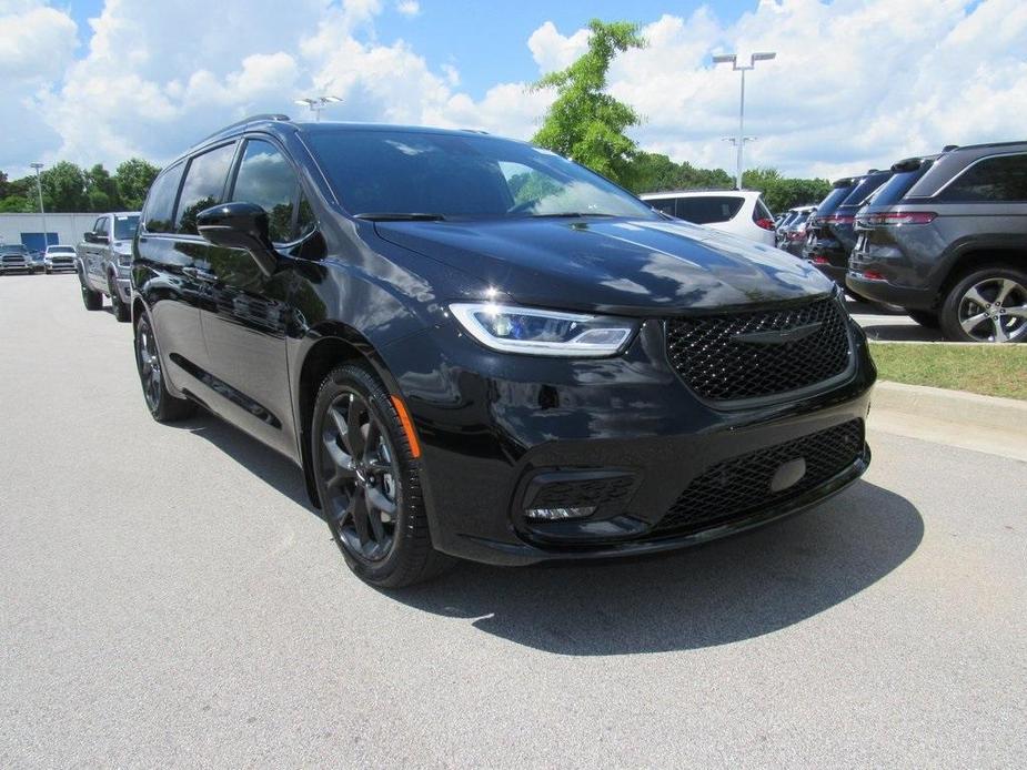 new 2024 Chrysler Pacifica car, priced at $39,865