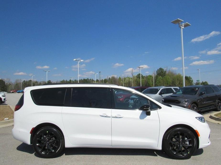 new 2024 Chrysler Pacifica car, priced at $49,649