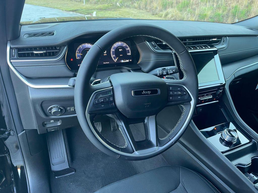 new 2025 Jeep Grand Cherokee car, priced at $33,774