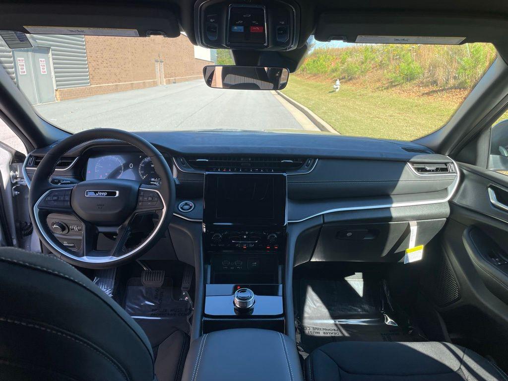 new 2025 Jeep Grand Cherokee car, priced at $34,183