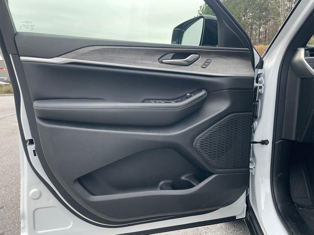 new 2025 Jeep Grand Cherokee car, priced at $44,508