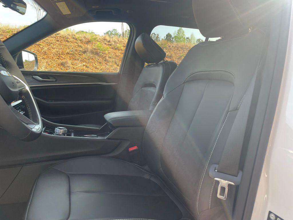 new 2025 Jeep Grand Cherokee car, priced at $38,114
