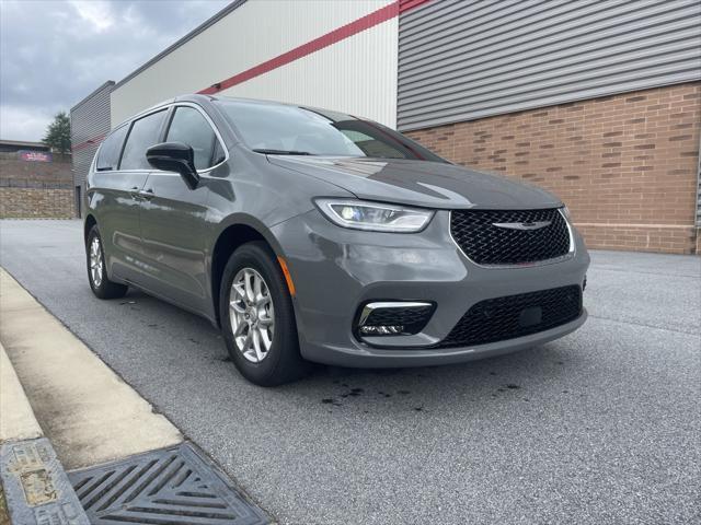 new 2025 Chrysler Pacifica car, priced at $40,477