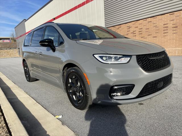 new 2025 Chrysler Pacifica Hybrid car, priced at $53,075
