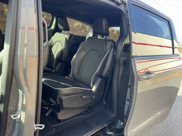 new 2025 Chrysler Pacifica Hybrid car, priced at $53,075