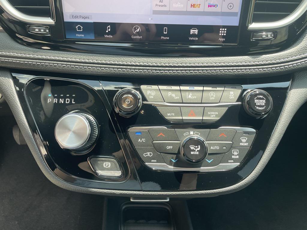 new 2025 Chrysler Pacifica car, priced at $39,943