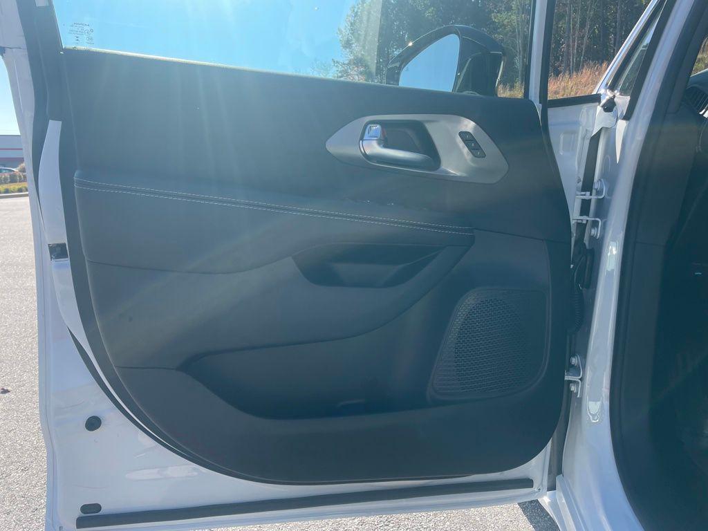 new 2026 Chrysler Pacifica car, priced at $38,712