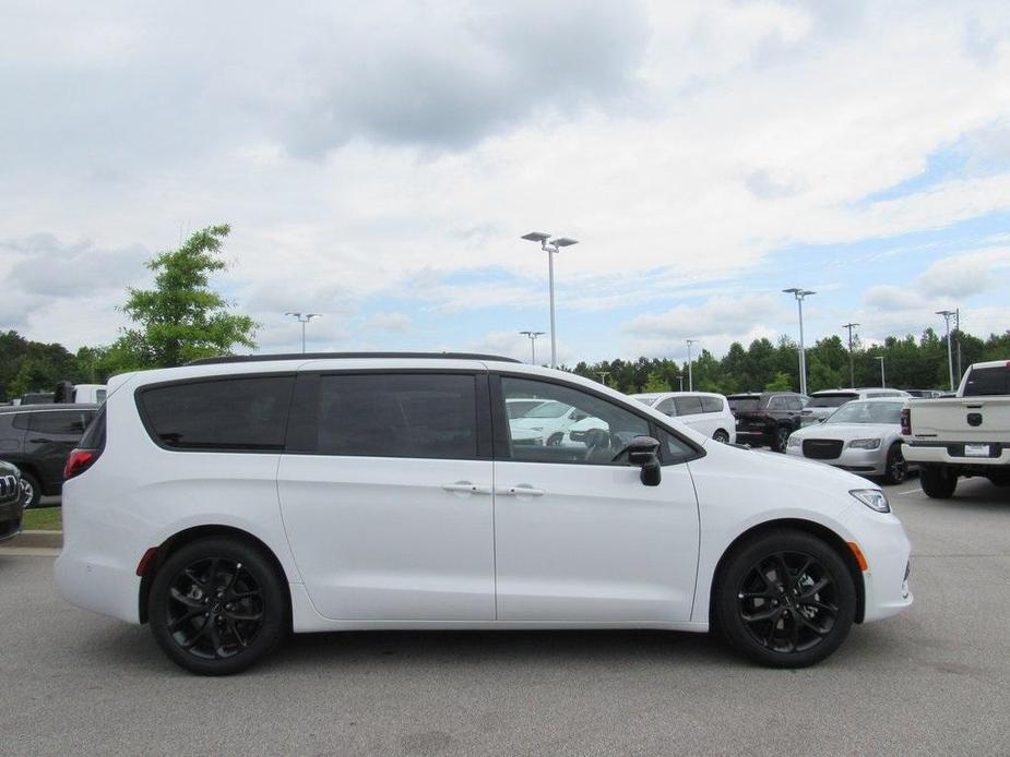 new 2024 Chrysler Pacifica car, priced at $43,457