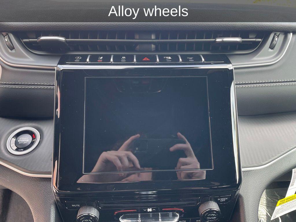 new 2025 Jeep Grand Cherokee car, priced at $33,274