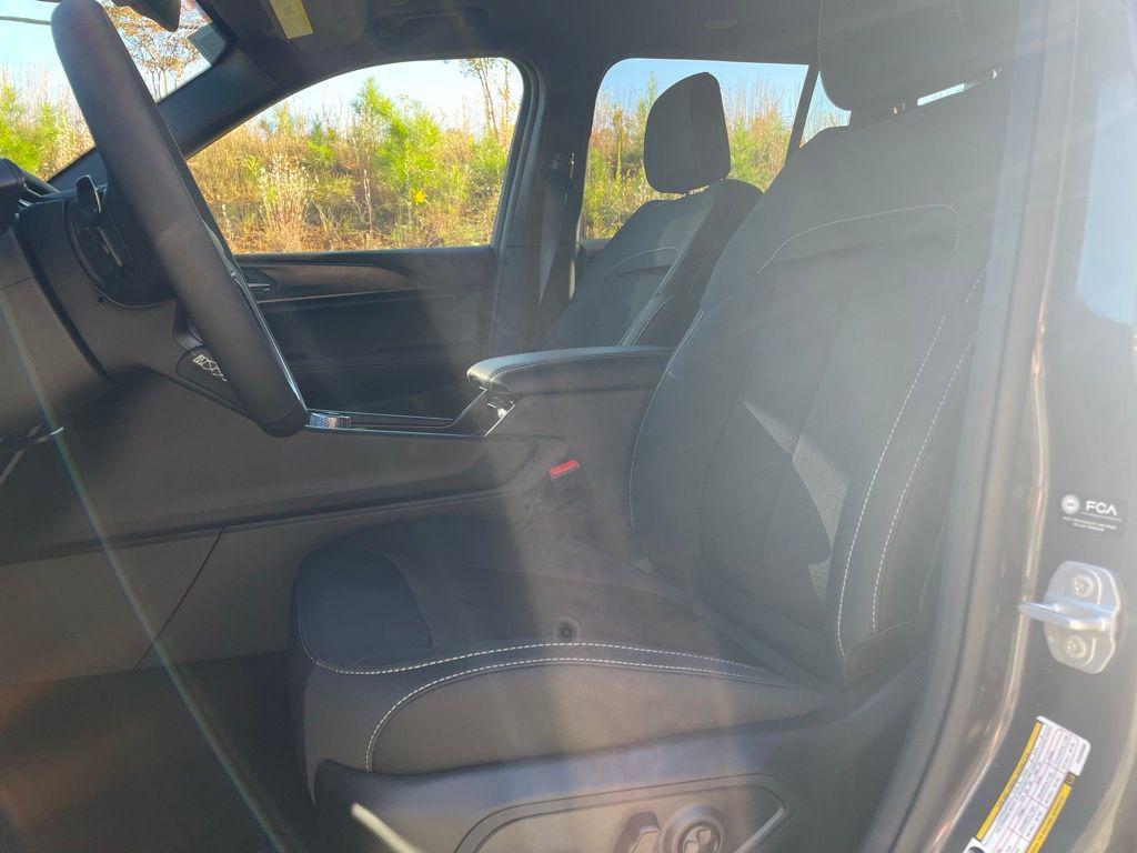 new 2025 Jeep Grand Cherokee car, priced at $35,174