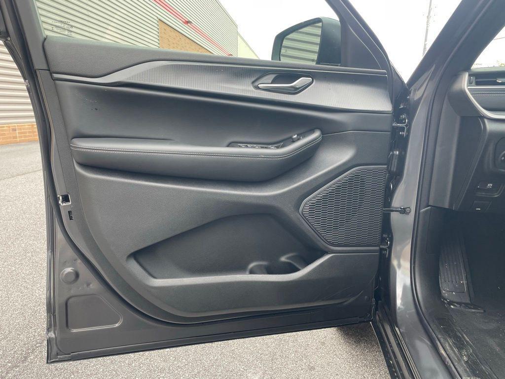 new 2025 Jeep Grand Cherokee car, priced at $34,683