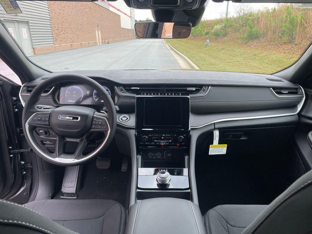 new 2025 Jeep Grand Cherokee car, priced at $34,683