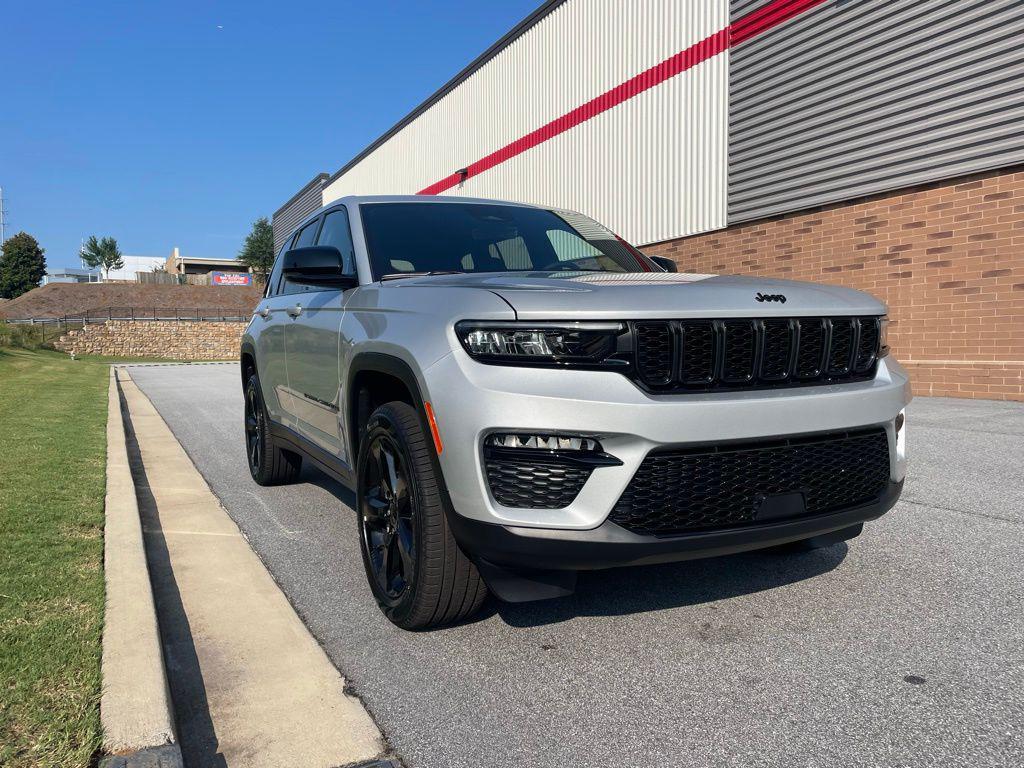 new 2025 Jeep Grand Cherokee car, priced at $41,444