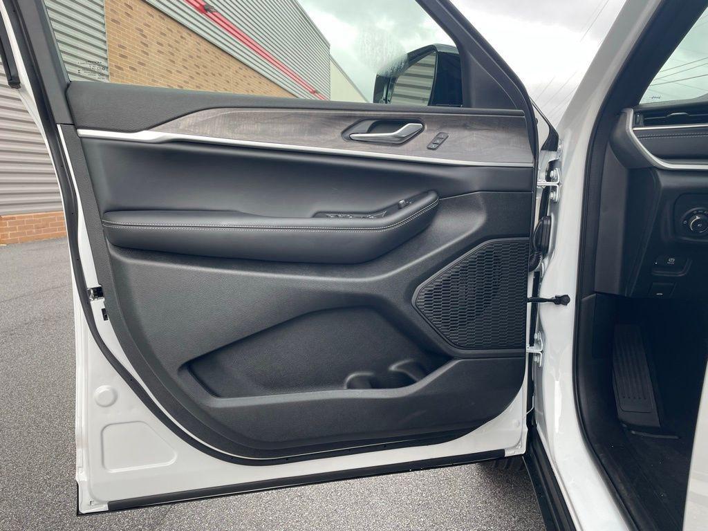 new 2025 Jeep Grand Cherokee L car, priced at $48,266