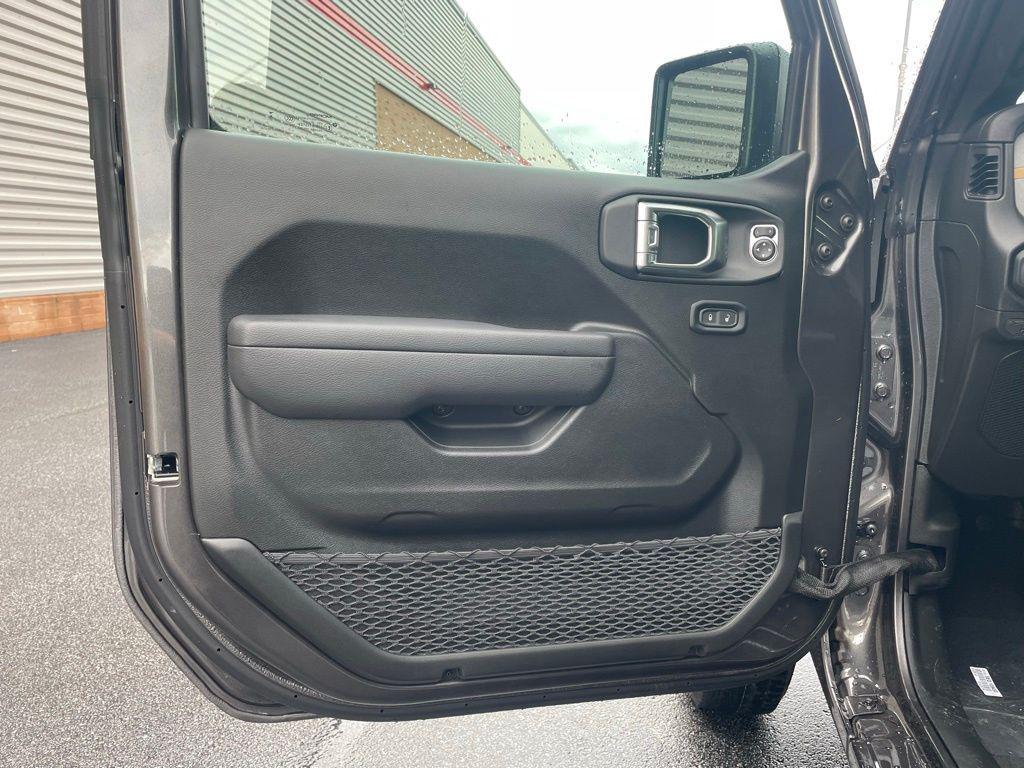 new 2025 Jeep Gladiator car, priced at $38,427