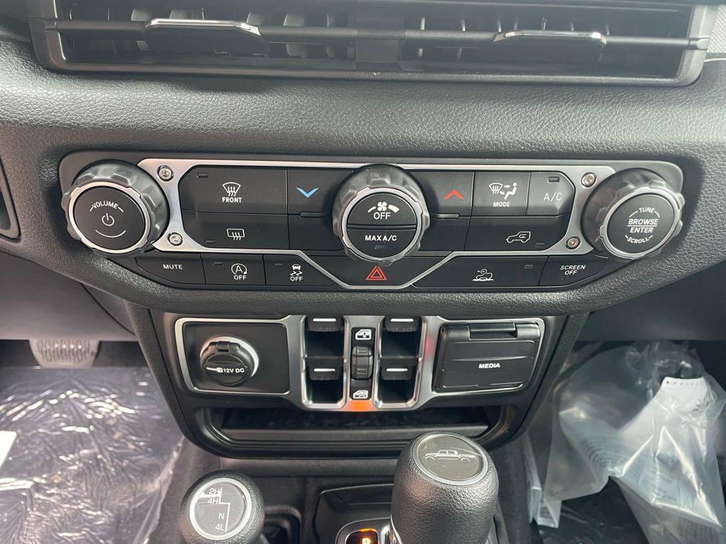 new 2025 Jeep Gladiator car, priced at $41,605