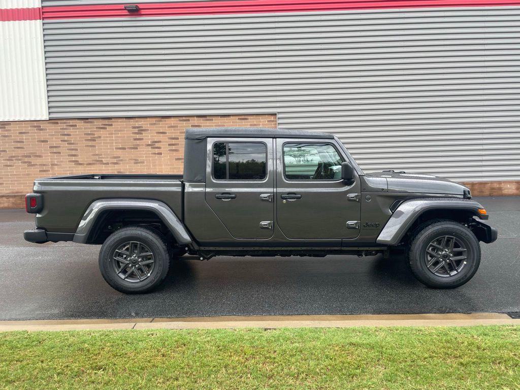new 2025 Jeep Gladiator car, priced at $41,605
