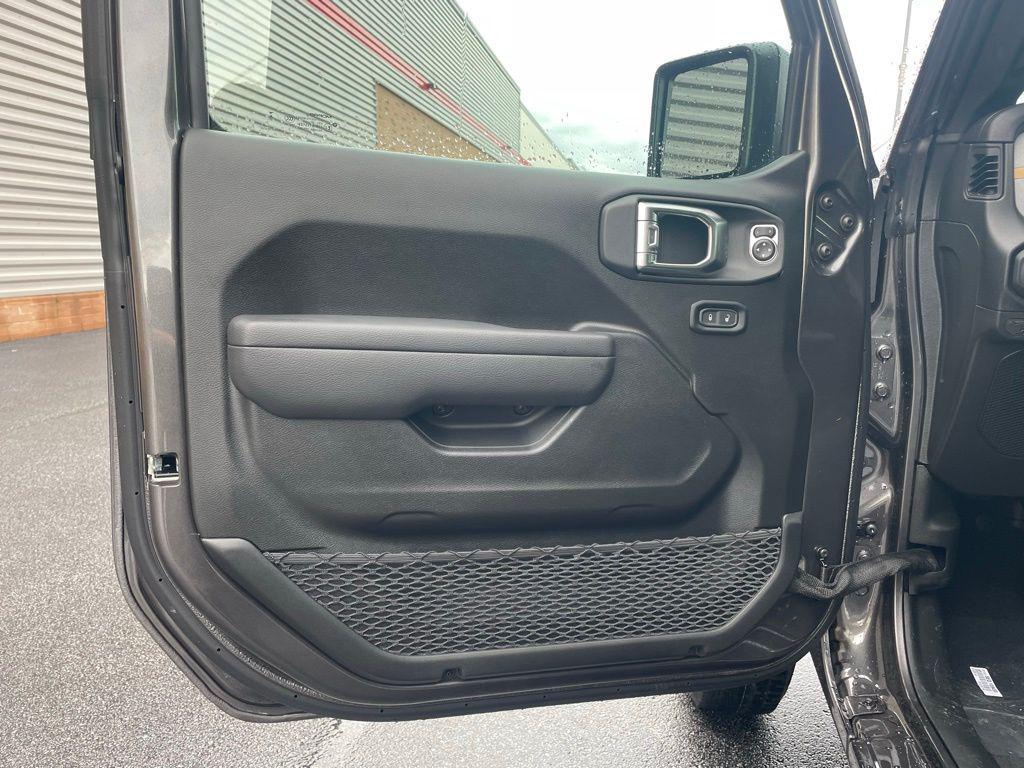 new 2025 Jeep Gladiator car, priced at $41,605