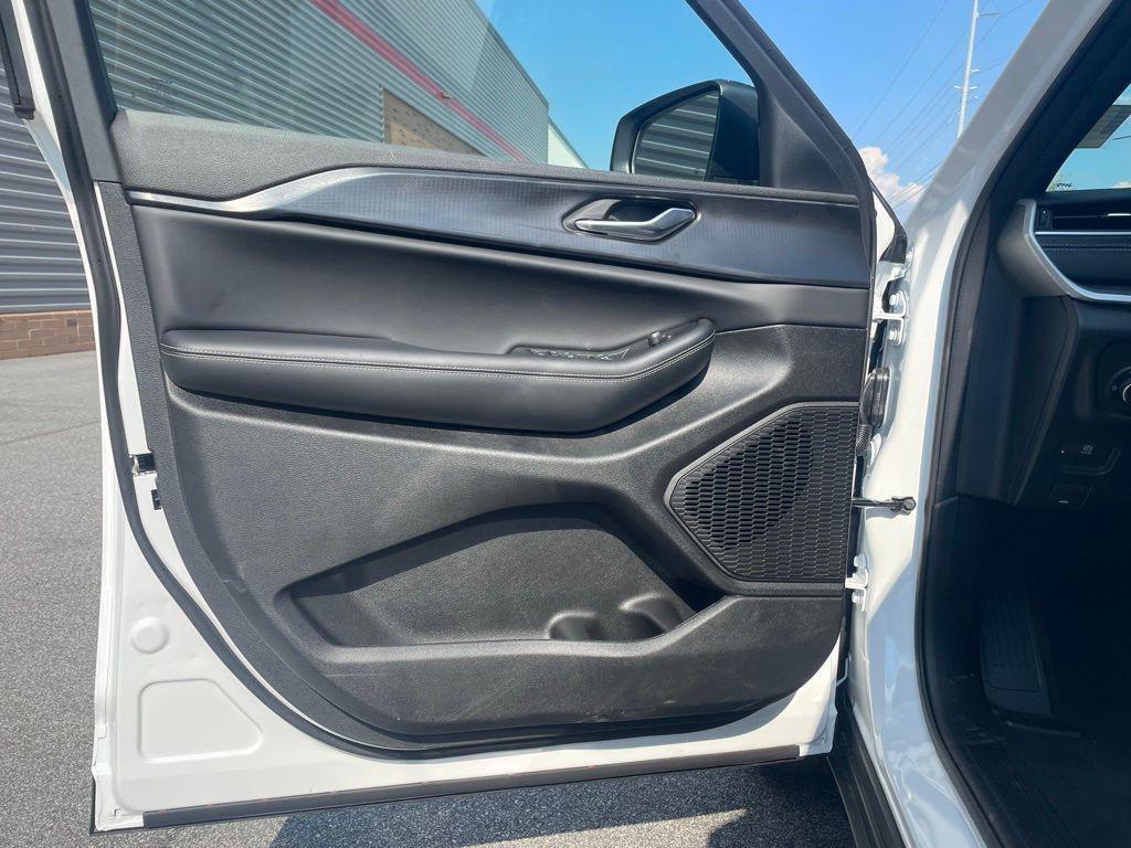 new 2025 Jeep Grand Cherokee car, priced at $35,256