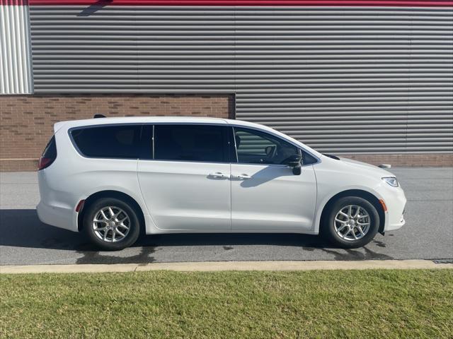 new 2025 Chrysler Pacifica car, priced at $40,031