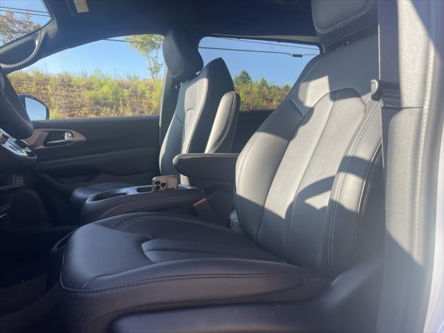 new 2025 Chrysler Pacifica car, priced at $40,031