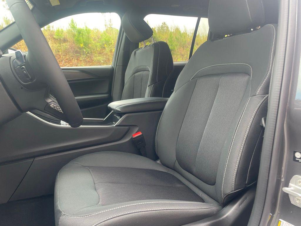 new 2025 Jeep Grand Cherokee car, priced at $35,774