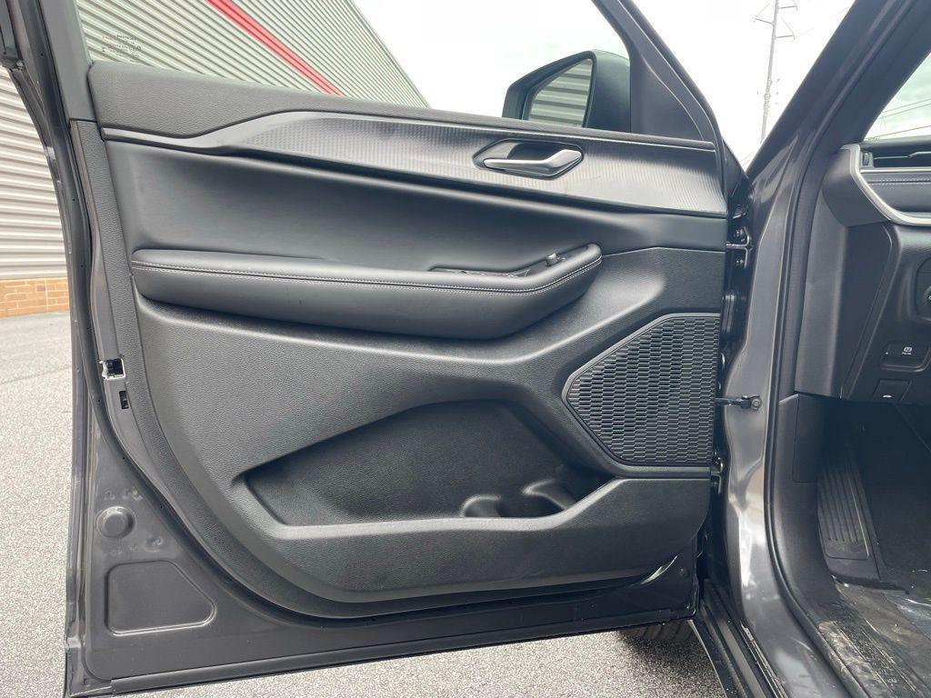 new 2025 Jeep Grand Cherokee car, priced at $33,174