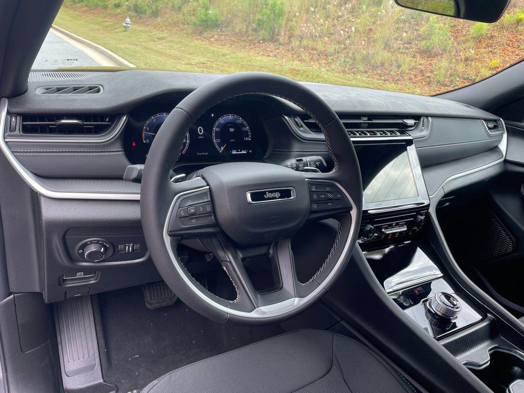 new 2025 Jeep Grand Cherokee car, priced at $33,174