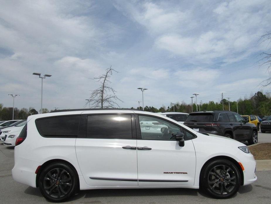 new 2024 Chrysler Pacifica car, priced at $47,181