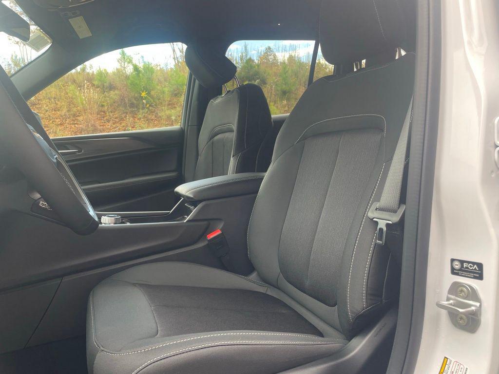 new 2025 Jeep Grand Cherokee car, priced at $37,156