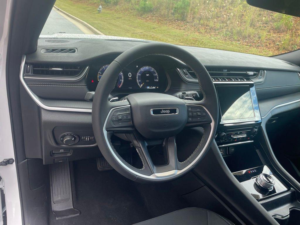 new 2025 Jeep Grand Cherokee car, priced at $37,156