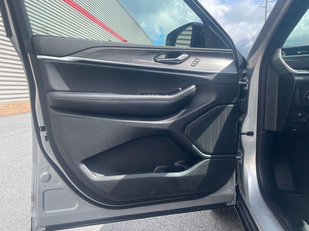 new 2025 Jeep Grand Cherokee car, priced at $48,407