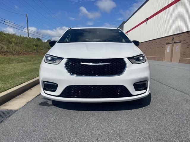 new 2025 Chrysler Pacifica car, priced at $40,031
