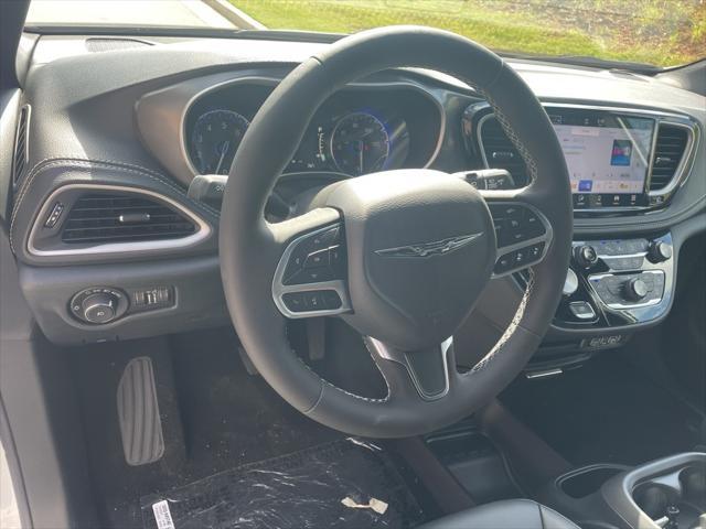 new 2025 Chrysler Pacifica car, priced at $40,031