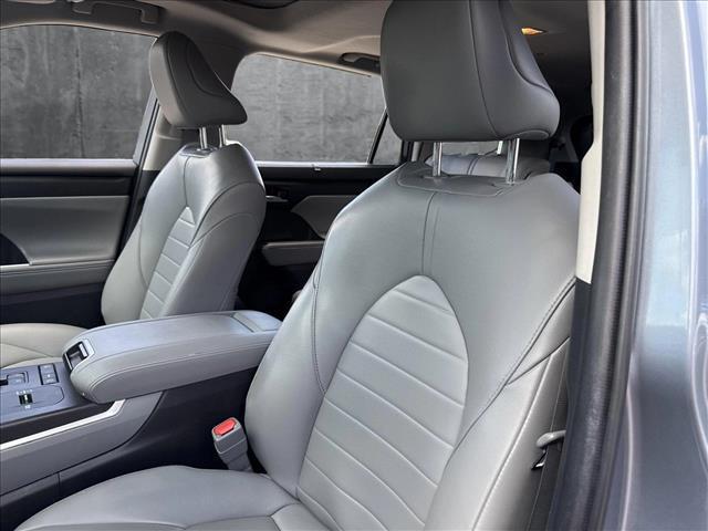 used 2022 Toyota Highlander car, priced at $34,190