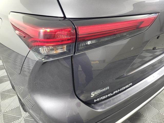used 2022 Toyota Highlander car, priced at $32,952